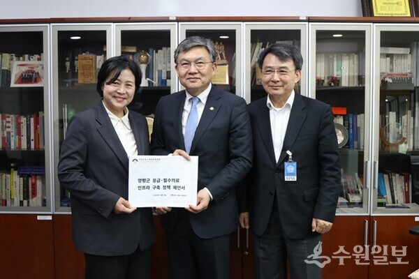 박은미 양평군수 후보(왼쪽)가 6일 국회를 방문해 보건복지위 소속 김윤 의원(가운데)에게 정책제안서를 전달하고 있다. (사진=박은미 양평군수 후보)
