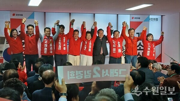 김경희 이천시장 후보 선거사무소 개소식에서 김경희 후보(오른쪽 5번째)가 지지자들과 만세를 외치고 있다. (사진=엄인용 기자]