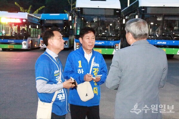 강병덕 하남시장 후보(가운데)와 이광재 하남 갑 국회의원 후보(왼쪽)가 운수 종사자들의 애로사항을 듣고 있다. (사진=강병덕 하남시장 후보)