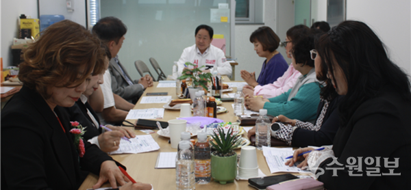 주광덕 남양주시장 후보(정면)가 (사)남양주시노인장기요양기관협회와 간담회를 갖고 있다. (사진=주광덕 남양주시장 후보)