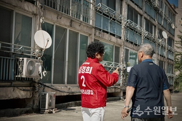 김경희 이천시장 후보(왼쪽)가 관내 오래된 아파트 단지를 찾아 입주민과 진입도로 등 민원문제를 논의하고 있다. (사진=김경희 이천시장 후보)