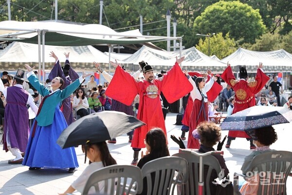 9일 광명시민체육관 대리석 광장에서 '제34회 오리문화제'를 진행하고 있다. (사진=광명시)