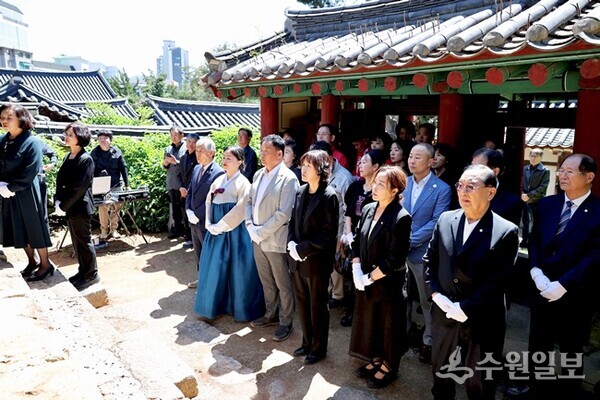 최혜민 광명시장 권한대행(부시장)이 8일 충현박물관에서 진행한 '오리 영우 참배 및 헌화식'에 참석해 참배하고 있다. (사진=광명시)