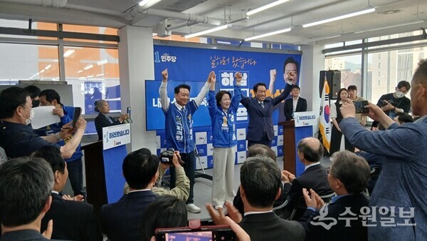 이광재 하남갑 국회의원 보궐선거 후보의 선거사무소 개소식에서 이광재 후보(왼쪽)와 추미애 경기도지사 후보(가운데), 우상호 강원도지사 후보가 손을 들어 인사를 하고 있다. (사진=엄인용 기자)