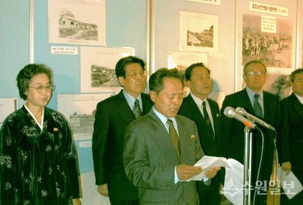 2001년 3월 1일 북한 평양 인민대학습당에서 개최된 남북 최초의 역사자료 전시회. 왼쪽에서 두 번째 안경 쓴 이가 이종학 선생.(사진=독도박물관)