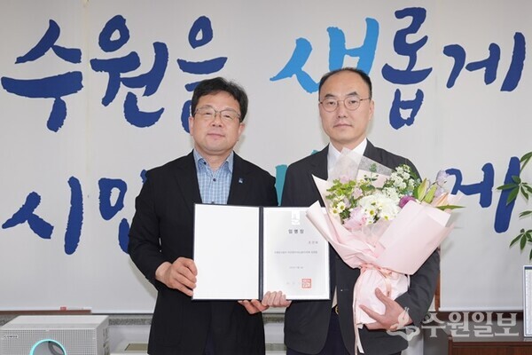11일 오후 수원시청에서 열린 공사 노동이사 임명식에서 김현수 제1부시장(왼쪽)과 노동이사로 임명된 조건희 팀장이 기념촬영을 하고 있다. (사진=수원도시공사)