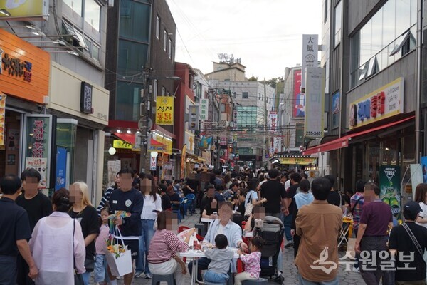 통닭거리를 찾아온 관광객들. (사진=수원일보)