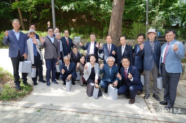 구재이 한국세무사회 회장(앞줄 오른쪽 첫번째)이 한국세무사회 자문위원들과 함께 세무사길에서 기념촬영을 하고 있다. (사진=한국세무사회) 