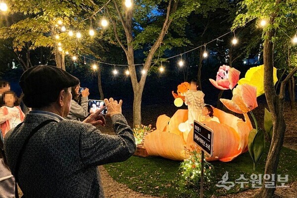 수원 일월수목원 야간개장을 위해 마련된 포토존에서 시민들이 사진을 찍고 있다.(사진=수원시)
