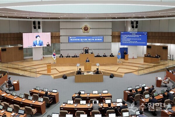 12일 오전 제390회 임시회가 열린 경기도의회 본회의장에서 김동연 경기도지사가 인사말을 하고 있다. (사진=경기도)