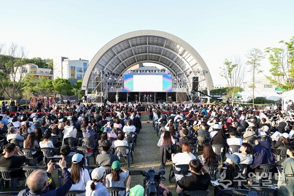대한민국 대표 도자문화축제인 '제40회 이천도자기축제'가 12일간 약 106만명의 관람객이 방문한 가운데 성황리에 막을 내렸다. (사진=이천시)