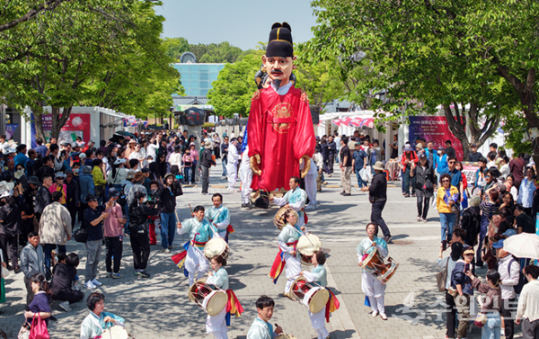 '제38회 여주도자기축제'가 총 106만2천명의 관람객을 기록하며 성황리에 막을 내렸다. (사진=여주시)