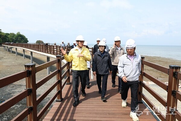 윤성진 화성특례시장 권한대행(왼쪽)이 6월 임시 개통을 앞둔 황금해안길 해안데크를 걸으며 시설 안전 상태를 점검하고 있다. (사진=화성시)