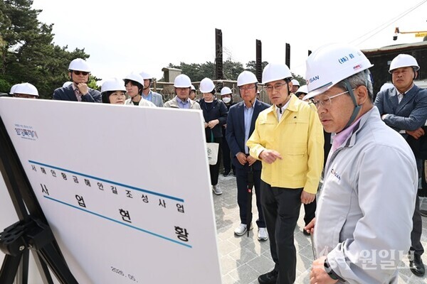 윤성진 화성특례시장 권한대행이 황금해안길 조성사업 현장에서 관계자로부터 사업 추진 현황을 보고받고 있다. (사진=화성시)