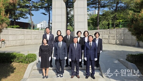신동화 구리시장 후보(앞줄 오른쪽 두번째).장승희 후보(왼쪽 첫번째) 등이 현충탑을 참배한 뒤 기념촬영을 하고 있다. (사진=신동화 구리시장 후보)