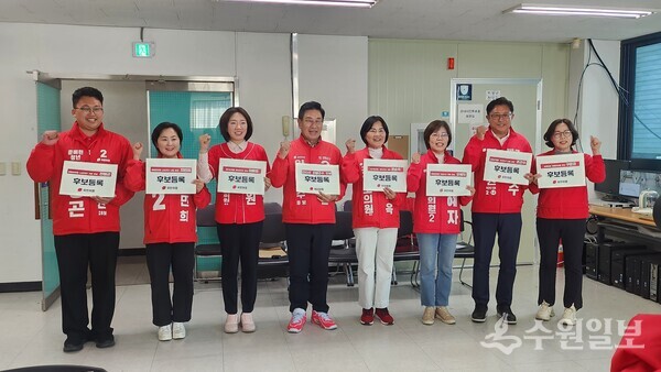 국민의힘 전진선 양평군수 후보(왼쪽 네번째) 등 양평 지역 도·군의원 후보들이 후보 등록을 마치고 기념촬영을 하고 있다. (사진=국민의힘 전진선 양평군수 후보)