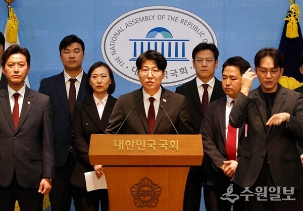 국민의힘 구리시의회 김한슬 의원이 국회 소통관에서 국민의힘 광역의원 비례 청년 공개오디션 우승자 합동 기자회견을 갖고 있다. (사진=국민의힘 구리시의회 김한슬 의원)