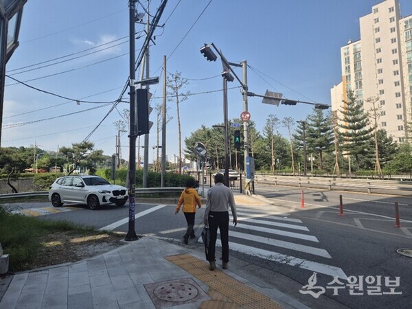 구리시가 북부간선도로 동구릉 역방향 출구 구간에 ‘수동조작 신호등’을 설치한 모습. (사진=구리시)
