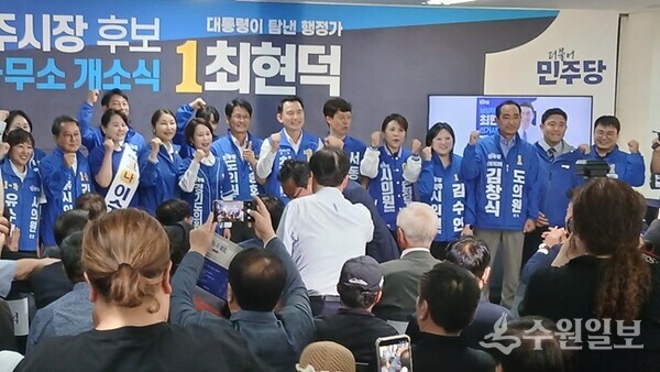 최현덕 남양주시장 후보(가운데)가 시.도의원 후보들과 함께 기념촬영을 하고 있다. (사진=엄인용 기자)