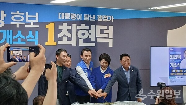 최현덕 남양주시장 후보(가운데)가 선거사무소 개소식에서 김병주(왼쪽 두번째).김용민(왼쪽 첫번째).최민희(오른쪽 두번째)국회의원 등과 함께 축하 떡 케이크를 자르고 있다. (사진=엄인용 기자)