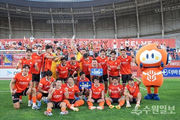 화성FC 선수단이 부산아이파크전 승리 후 팬들과 함께 단체 기념촬영을 하고 있다. (사진=화성시)