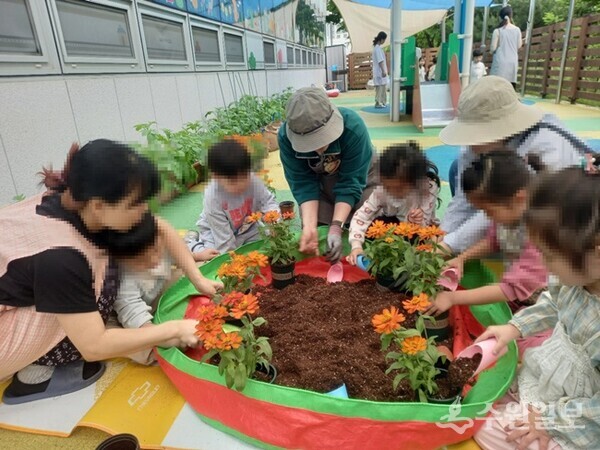 아이들이 백일홍 심기체험을 하고 있다. (사진=구리시)
