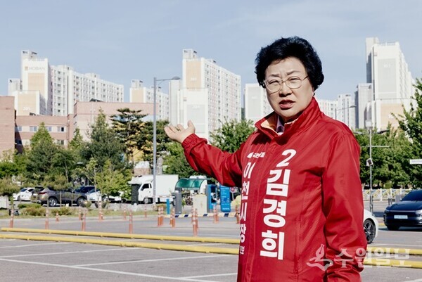 김경희 국민의힘 이천시장 후보가 현장에서 마장역 추진과 역세권 개발을 제시하고 있다. (사진=김경희 이천시장 후보)