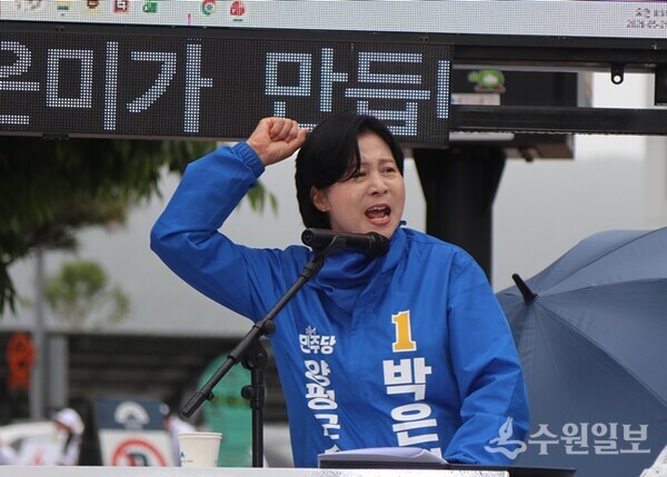 박은미 더불어민주당 양평군수 후보가 첫 공식유세에서 주먹을 들어 보이며 “양평에 종합응급실과 300병상 종합병원을 만들고, 서울–양평고속도로를 다시 움직이겠다”며 지지를 호소하고 있다. (사진=박은미 양평군수 후보)