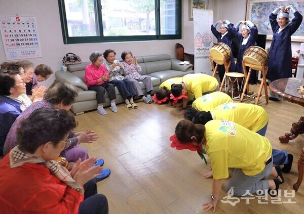 신천지자원봉사단 동대문지부가 어버이날 효잔치를 진행하고 있다. (사진=신천지자원봉사단 동대문지부)