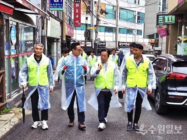 이기복 남양주시 다산행정복지센터장(왼쪽 두번째)이 원도심 일대에서 민관 합동 안전점검을 하고 있다. (사진=남양주시 다산행정복지센터)