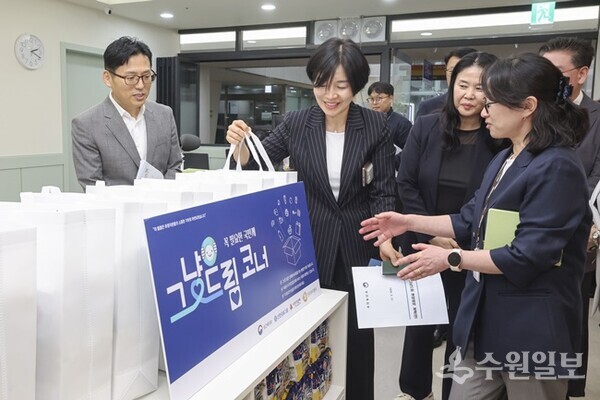 현수엽 보건복지부 제1차관(왼쪽 두번째)이 화성시나래울종합사회복지관 그냥드림 사업장을 둘러보며 운영 현황을 확인하고 있다. (사진=화성시)