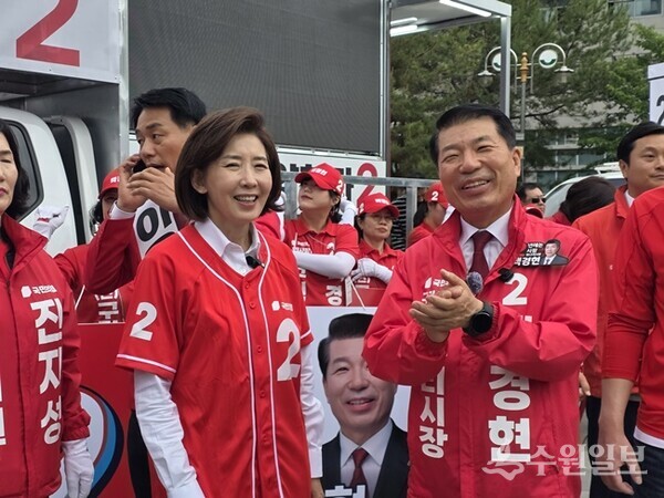 국민의힘 백경현 구리시장 후보(오른쪽)가 나경원 국회의원과 함께 유권자들에게 지지를 호소하고 있다. (사진=백경현 구리시장 후보)