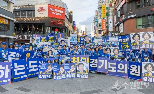박승원 더불어민주당 광명시장 후보(가운데)가 출정식에서 같은 당 경기도의원·광명시의원 후보자들, 당원 및 지지자들과 기념촬영을 하고 있다. (사진=박승원 광명시장 후보)