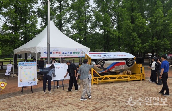 시민들이 차량전복을 직접 체감해 보는 ‘안전띠 체험기’에 참여하고 있다. (사진=한국도로공사 서울경기본부)