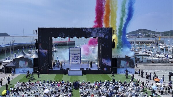 23일 전곡항 메인무대에서 열린 '제16회 화성 뱃놀이 축제' 개막식에서 오색 연막이 하늘을 수놓으며 축제의 화려한 시작을 알리고 있다. (사진=화성시)