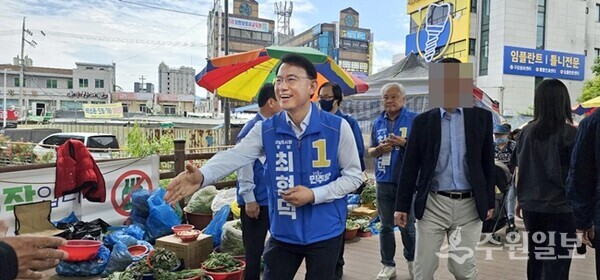 최현덕 남양주시장 후보(정면)가 ‘마석오일장’을 찾아 유권자들에게 지지를 호소하고 있다. (사진=최현덕 남양주시장 후보)
