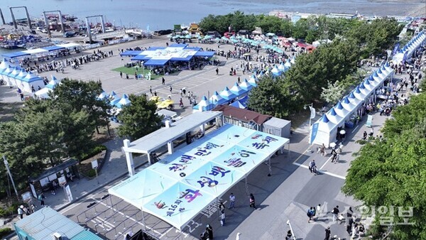 축제 마지막날인 25일, 전곡항 행사장을 찾은 수많은 시민과 관광객들이 거리를 가득 메우고 있다. (사진=화성시)