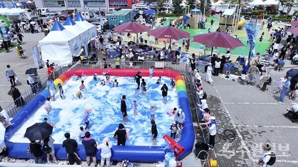 화성 뱃놀이 축제장을 찾은 가족 단위 관람객들이 아이들과 함께 어린이 물놀이장과 야외 체험존에서 시원한 물놀이를 즐기며 축제의 마지막 날을 만끽하고 있다.