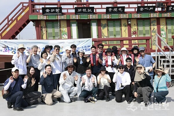 제16회 화성 뱃놀이 축제 마지막 날인 25일 오후, 전곡항 조선통신사선 앞에서 이상길 화성특례시 제2부시장 직무대리와 주요 관계자, 그리고 국립해양유산연구소 승조원들이 안전 회항을 기원하며 기념촬영을 하고 있다. (사진=화성시)