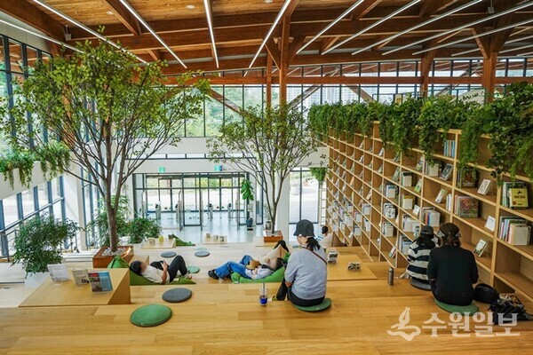 영흥수목원 방문자센터 내 책마루.(사진=수원시)