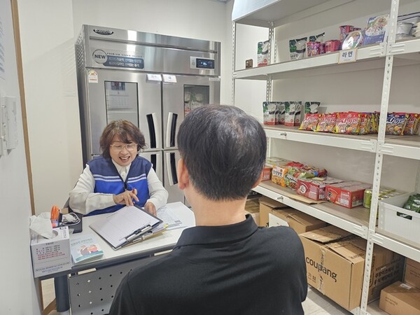 동탄노인복지관 화성형 그냥드림 상담 모습. (사진=화성시)