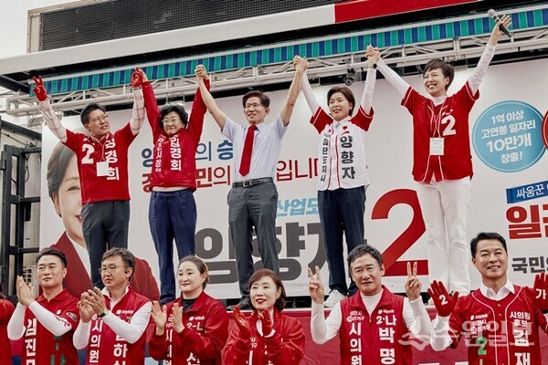 양향자 국민의힘 경기도지사 후보(위 오른쪽 두번째)와 김경희 이천시장 후보(위 왼쪽 두번째), 송석준 국회의원(위 왼쪽 첫번째), 김문수 전 국민의힘 대통령 후보(위 가운데), 김은혜 국회의원(위 오른쪽 첫번째)등이 집중유세를 펼치고 있다. (사진=김경희 이천시장 후보) 
