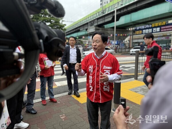 주광덕 후보가 어르신 고용량 독감백신 및 반려동물안심병원 네트워크 구축 등 시민제안 공약을 발표하고 있다. (주광덕 남양주시장 후보)