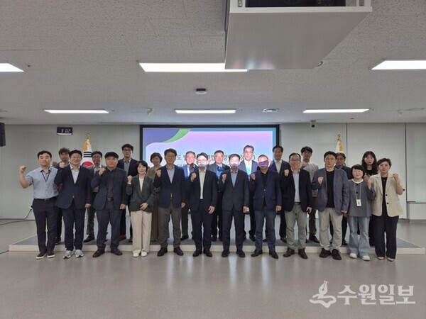 28일 경기도청 율곡홀에서 가진 ‘반도체특별법 시행령(안) 수도권 배제 관련 도-시.군 긴급 현안회의’가 끝난 뒤 관계자들이 기념 촬영을 하고 있다. (사진=경기도)