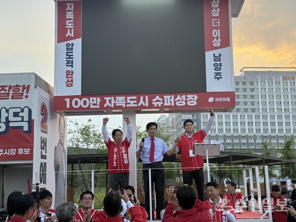 주광덕 남양주시장 후보(왼쪽)와 김문수 전 경기도지사(가운데) 김용태 국회의원(오른쪽 첫번째)이 시민들에게 지지를 호소하고 있다. (사진=주광덕 남양주시장 후보)