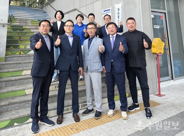 박관열 더불어민주당 광주시장 후보(오른쪽 두번째)가 광주시 광역·기초의원 후보자들과 함께 사전투표를 한 뒤 기념촬영을 하고 있다. (사진=박관열 광주시장 후보)