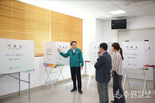 김상수 남양주시장 권한대행(왼쪽)이 진접읍사무소 사전투표소를 현장 점검하고 있다. (사진=남양주시)