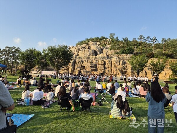 남양주도시공사 남양주시청소년수련관이 개최한 ‘피크닉형 공연’에서 시민들이 공연을 감상하고 있다. (사진=남양주도시공사)