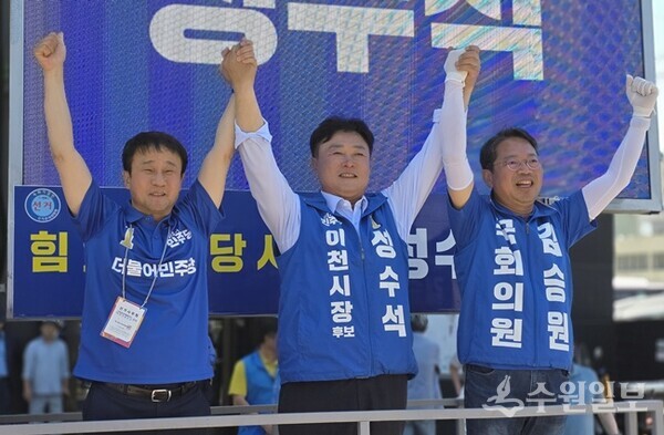 한병도 더불어 민주당 원내대표(왼쪽)와 성수석 이천시장 후보(가운데)가 유권자들에게 지지를 호소하고 있다. (사진=성수석 이천시장 후보)