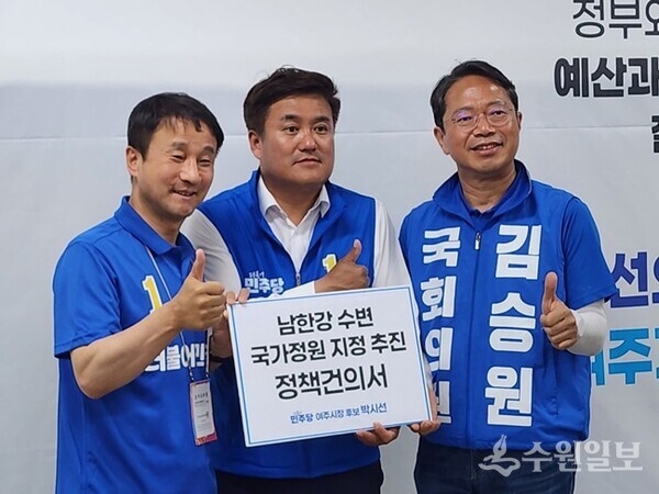 한병도 더불어민주당 원내대표(왼쪽)와 김승원 경기도당위원장(오른쪽)이 유권자들에게 박시선 여주시장 후보(가운데) 지지를 호소하고 있다. (사진=박시선 여주시장 후보)
